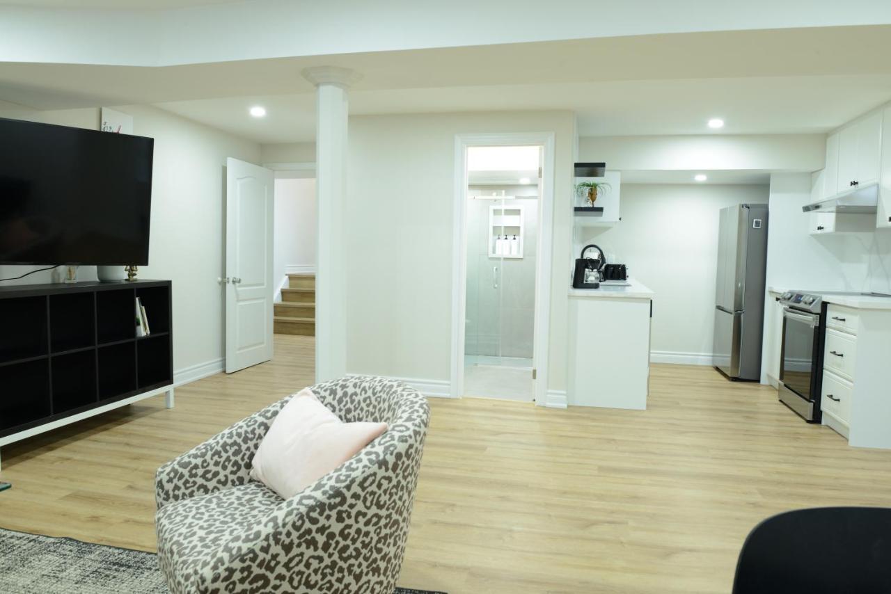Spacious 2-Bed-Room Near Yonge & Major Mackenzie Richmond Hill Buitenkant foto