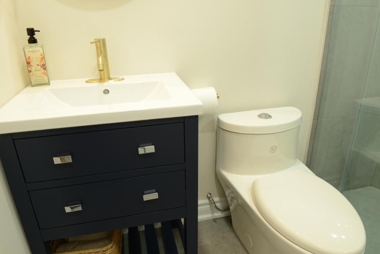 Spacious 2-Bed-Room Near Yonge & Major Mackenzie Richmond Hill Buitenkant foto