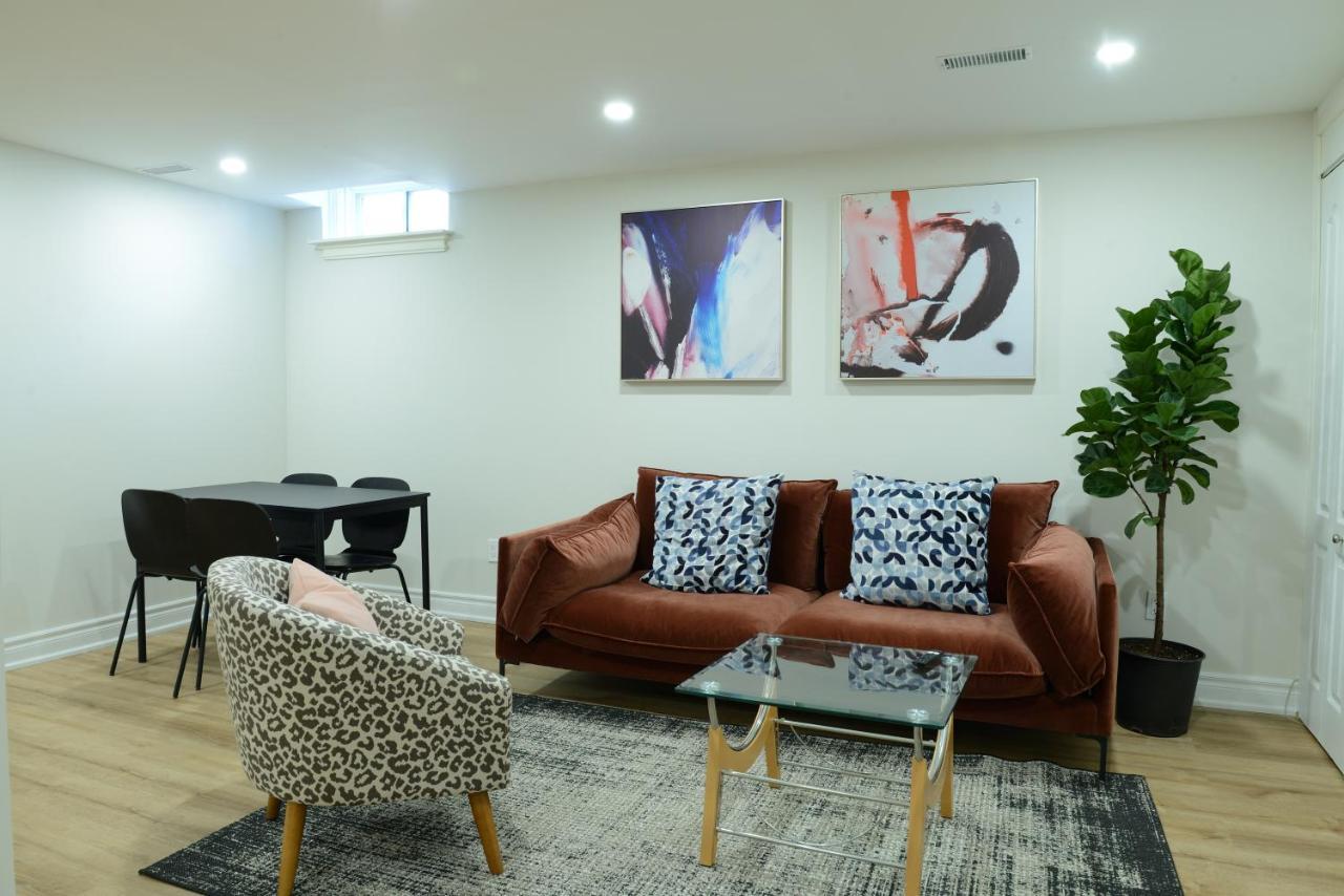 Spacious 2-Bed-Room Near Yonge & Major Mackenzie Richmond Hill Buitenkant foto