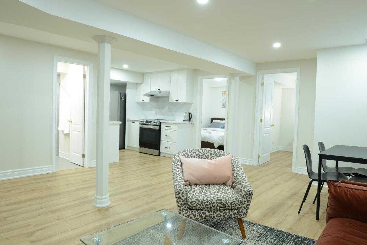 Spacious 2-Bed-Room Near Yonge & Major Mackenzie Richmond Hill Buitenkant foto