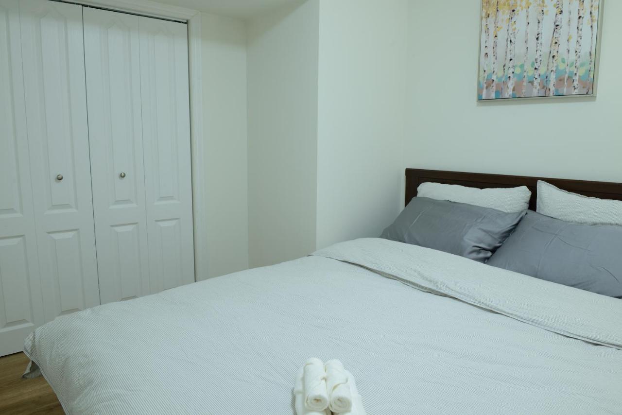 Spacious 2-Bed-Room Near Yonge & Major Mackenzie Richmond Hill Buitenkant foto